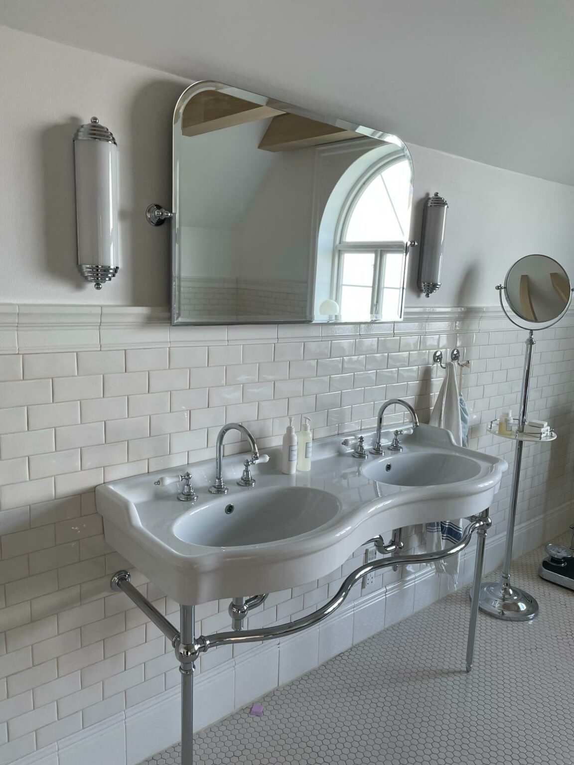 0.2. Udført total renovering og interior design af dobbelt håndvaske badeværelse.
